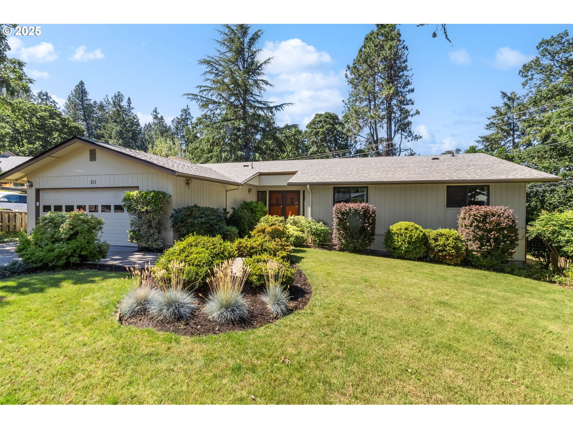 Property Photo: 311 E 50th Ave OR 97405