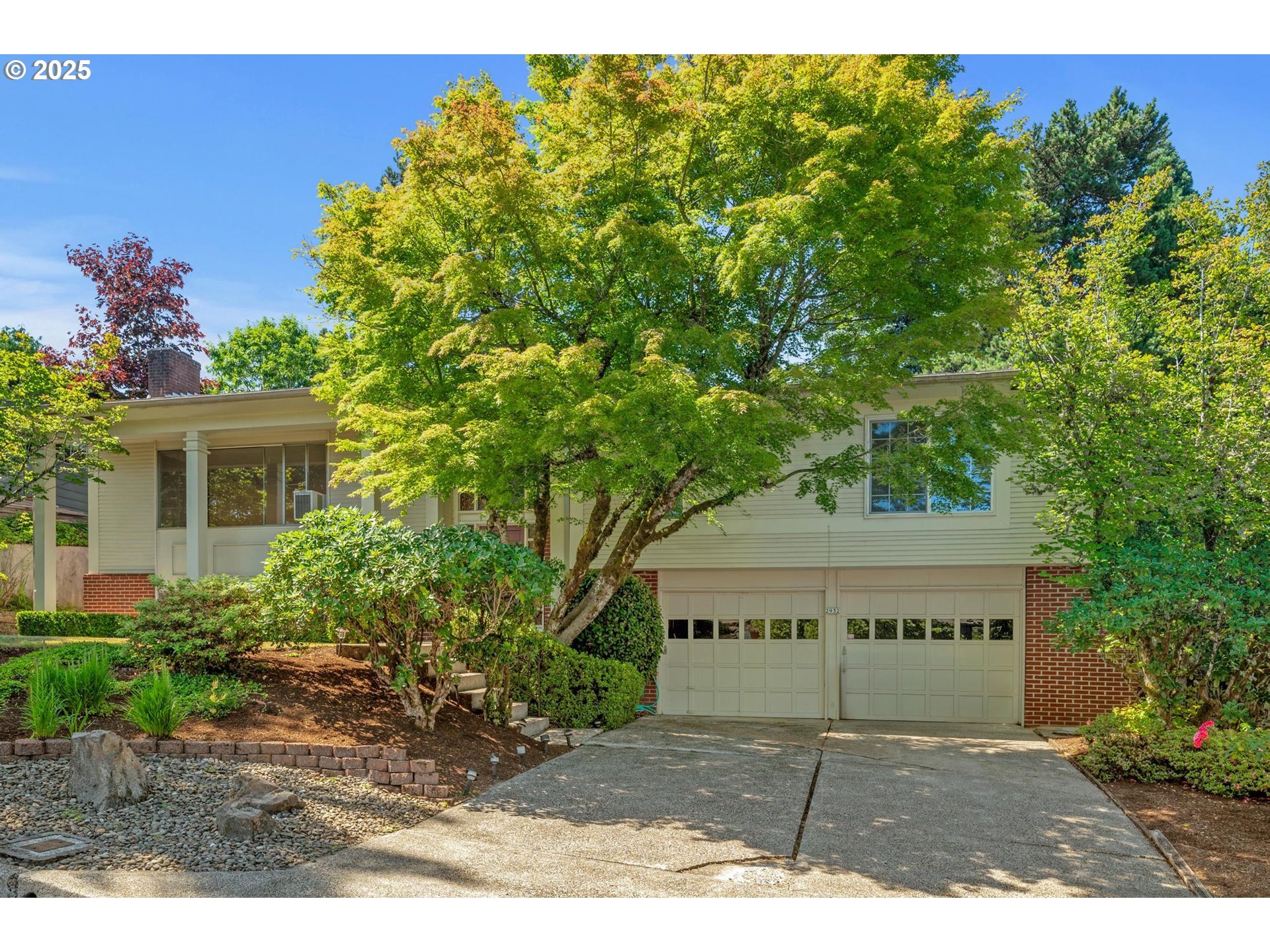 Property Photo: 2932 SW Collins Ct OR 97219