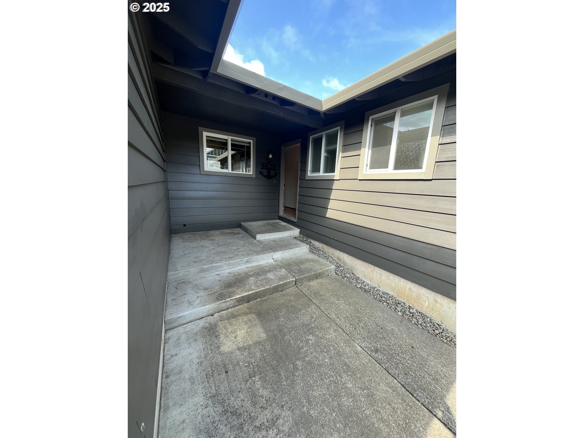 Property Photo: 6626 N Yale St OR 97203