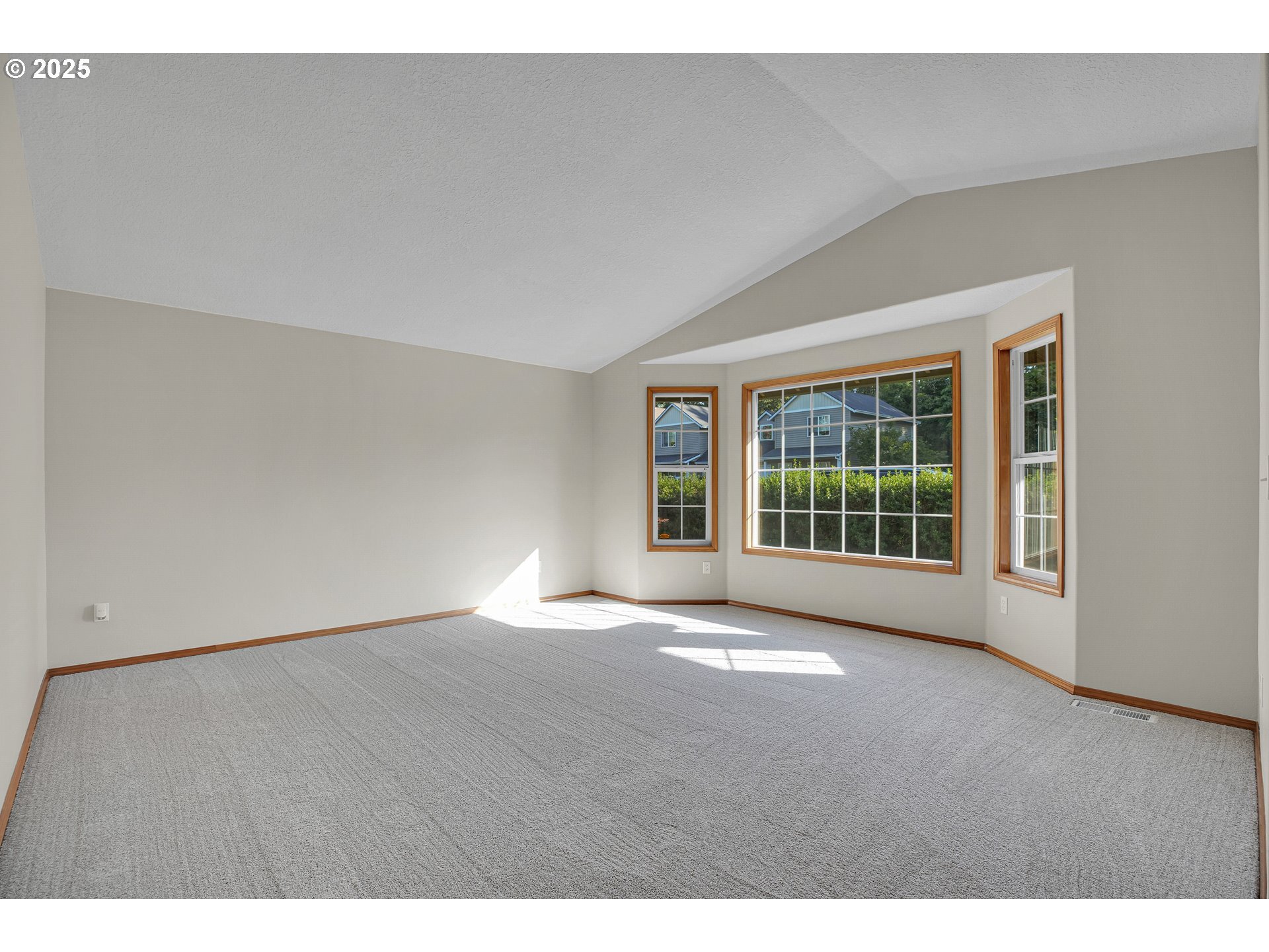 Property Photo: 16610 SE Valley View Rd OR 97267