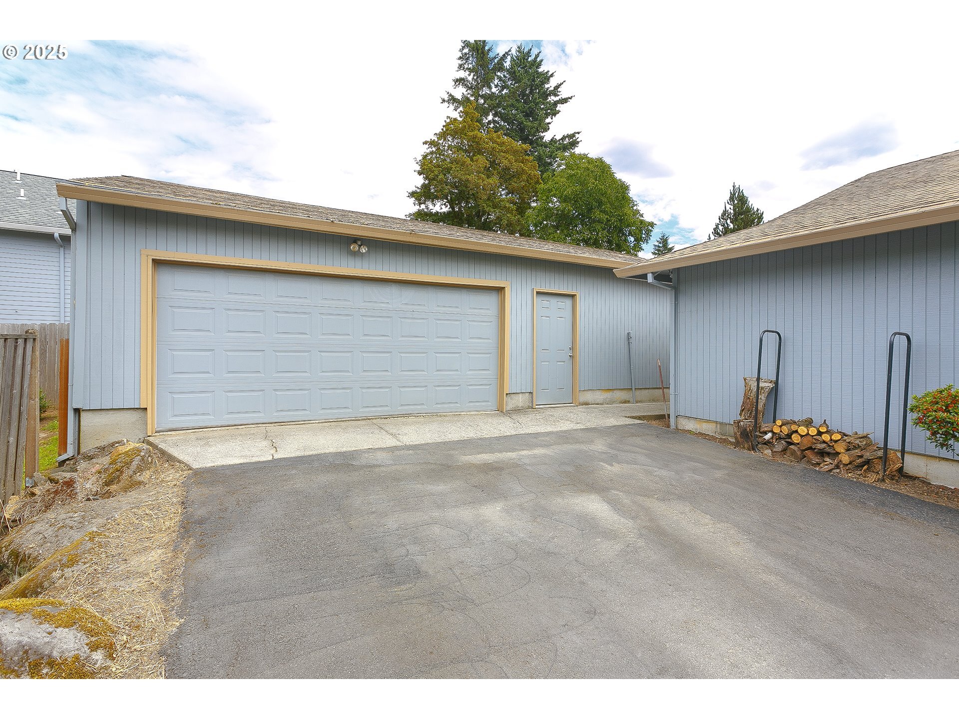 Property Photo: 132 SE 214th Ave OR 97030