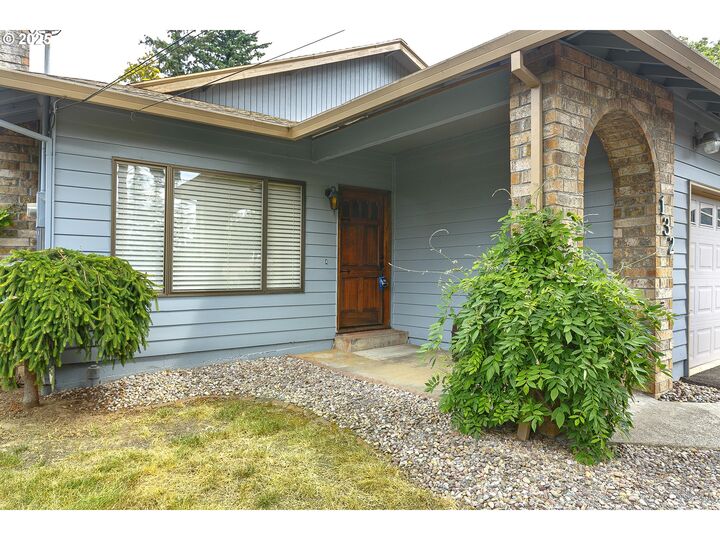 Property Photo: 132 SE 214th Ave OR 97030
