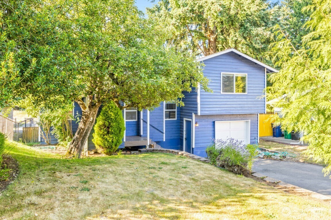 Property Photo: 3004 SW 106th Street B WA 98146