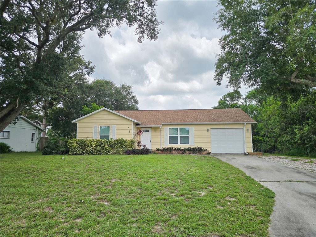 Property Photo: 725 17th Place SW FL 32962