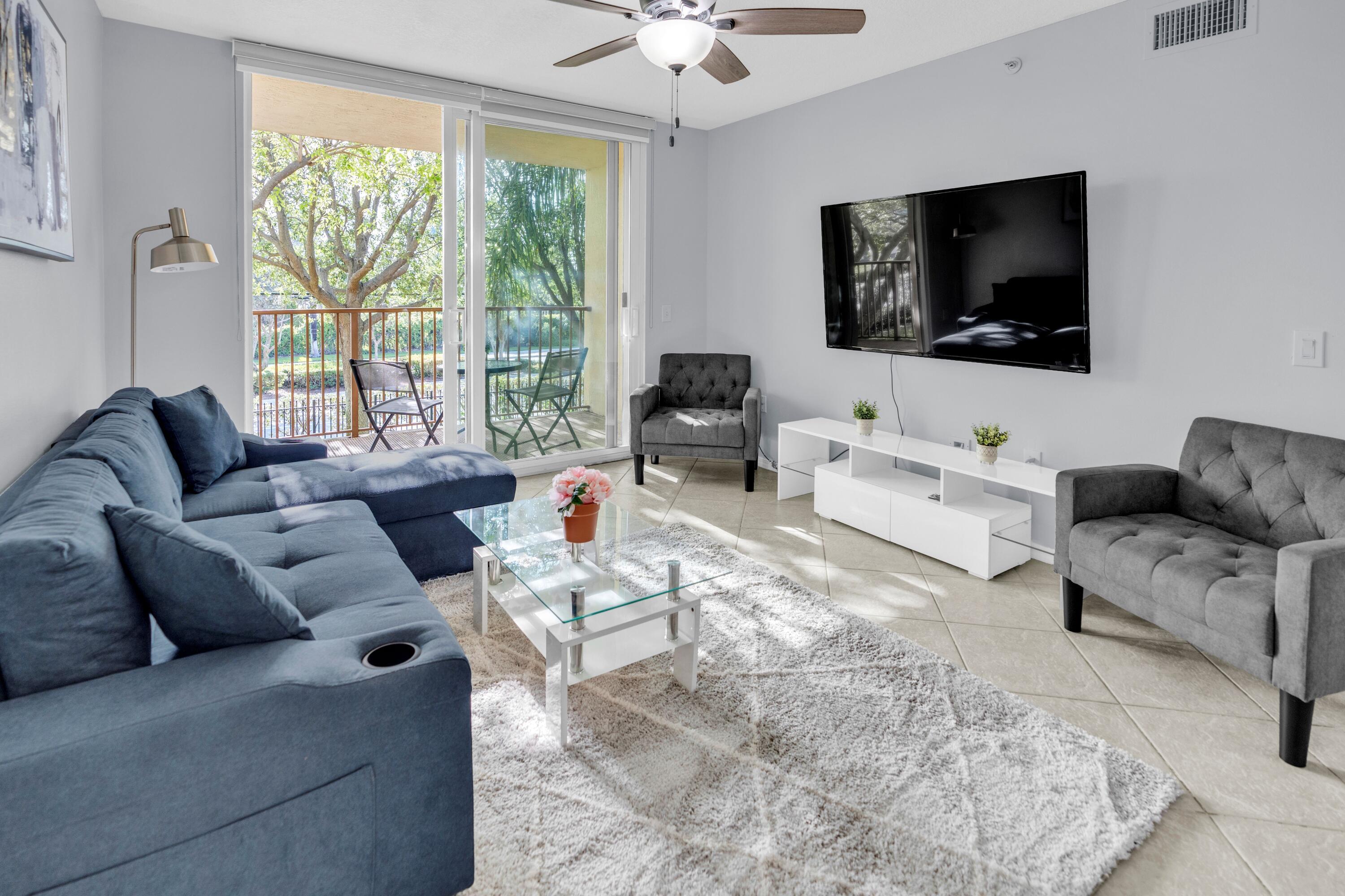 Property Photo: 214 Villa Circle 214 FL 33435