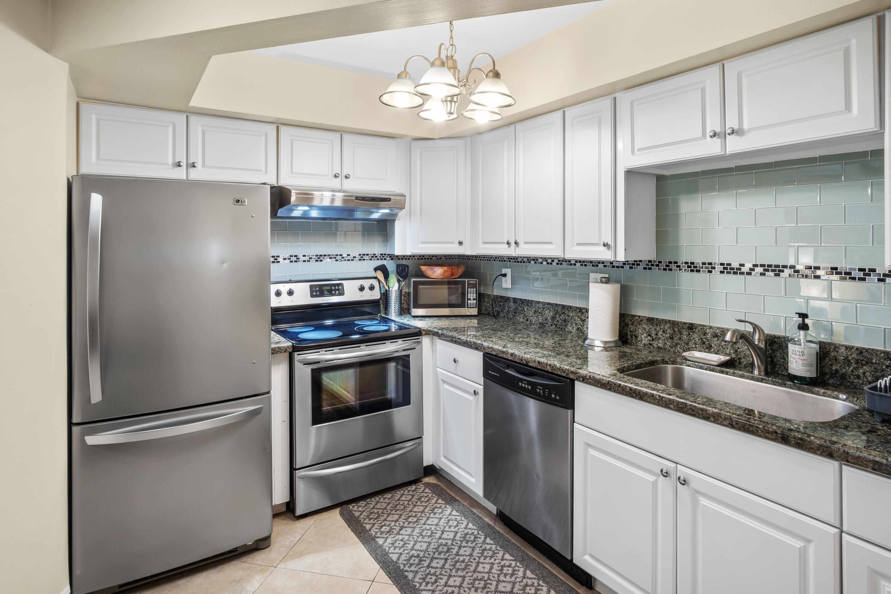 Property Photo: 803 NE 2nd Avenue FL 33444