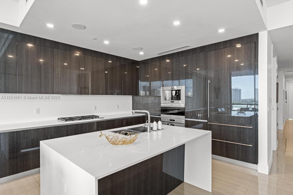 Property Photo: 3250 NE 188th St 904 FL 33180