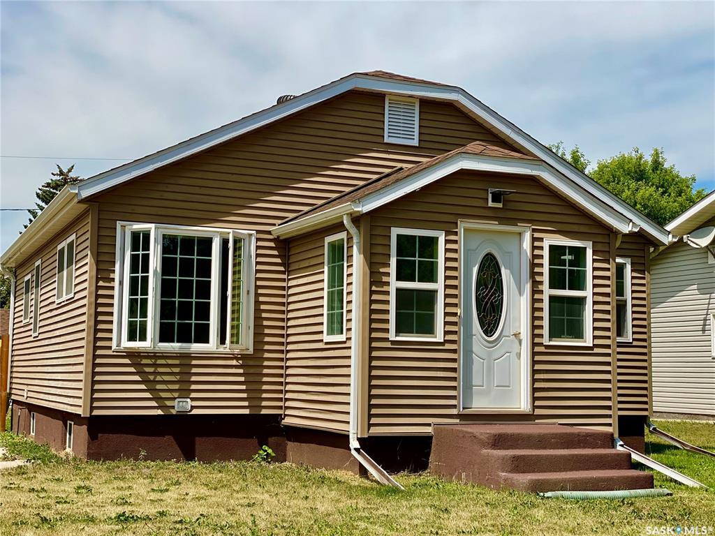 Property Photo:  120 3rd Street W  SK S0C 0S0 