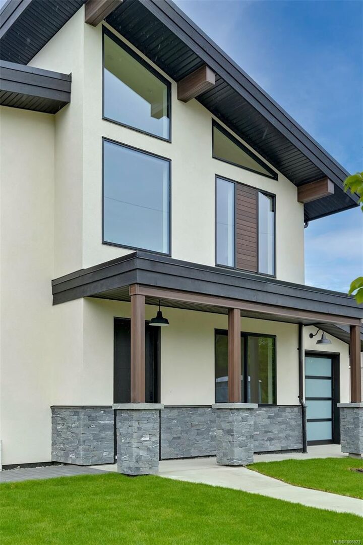 Property Photo:  1624 Warren Gdns  BC V8S 1T1 