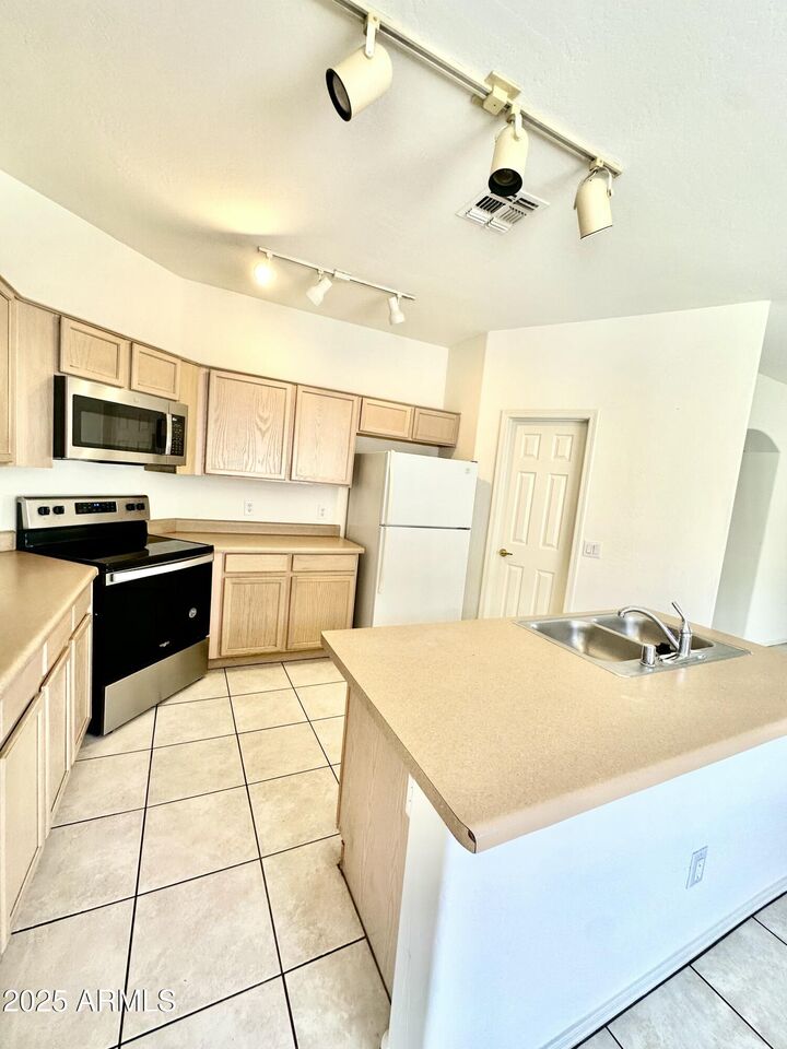 Property Photo: 1061 E Susan Lane AZ 85288