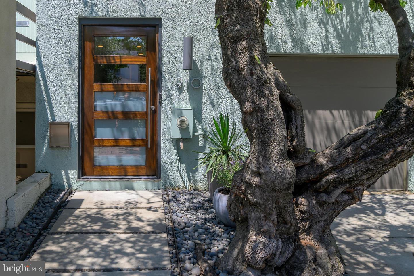 Property Photo: 910 Independence Avenue SE DC 20003