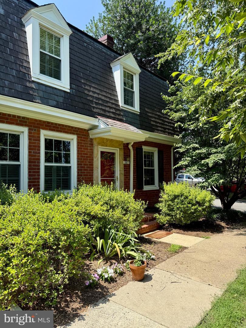 Property Photo: 3207 S Stafford Street VA 22206