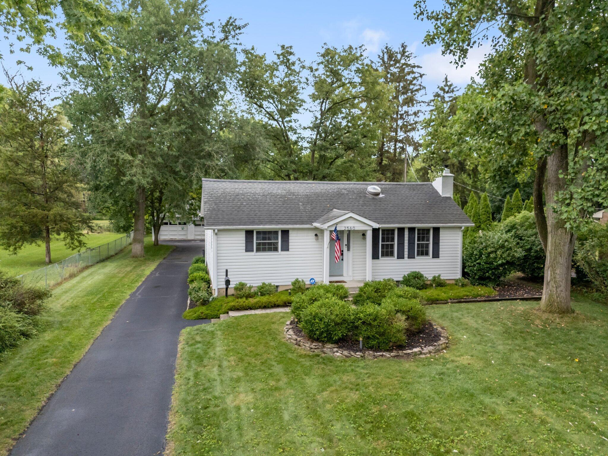 Property Photo: 2560 Zollinger Road OH 43221