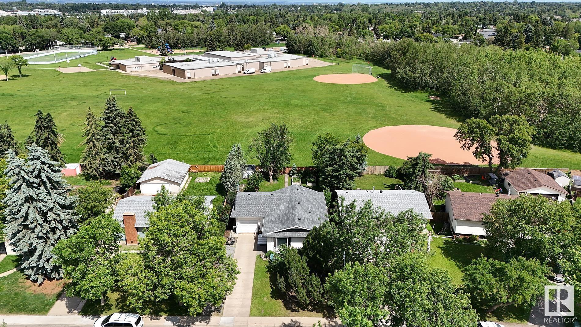 Property Photo: 7 Poinciana Court AB T8A 3J7