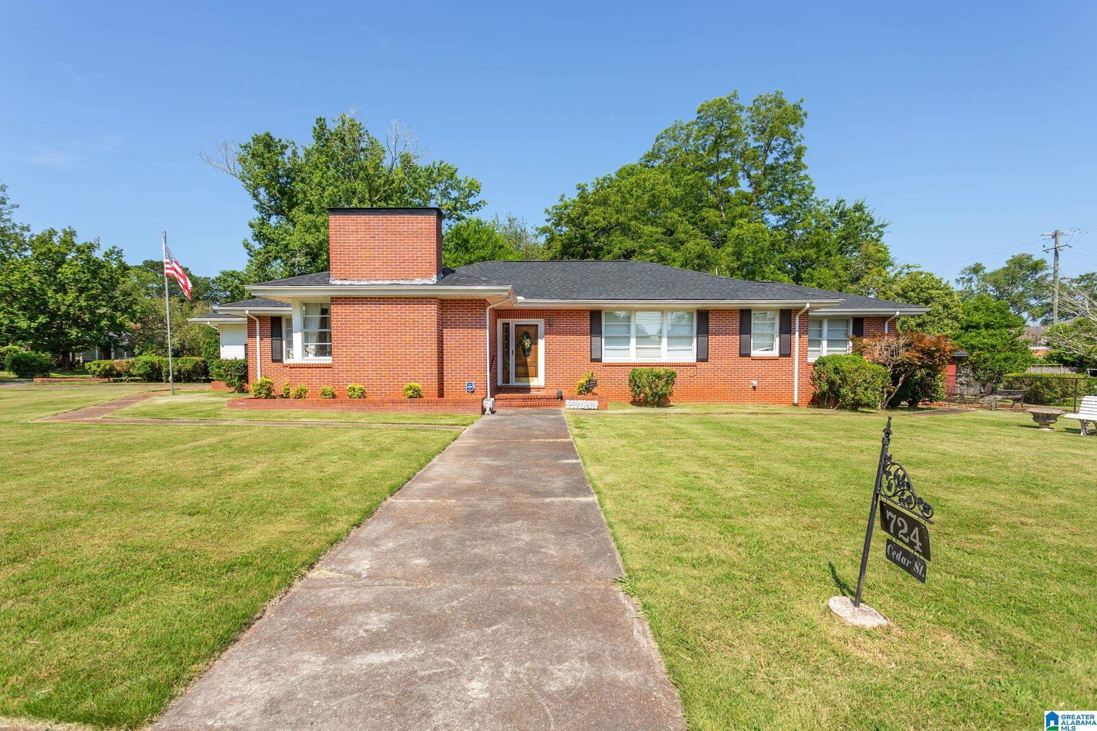 Property Photo:  724 Cedar Street  AL 35160 