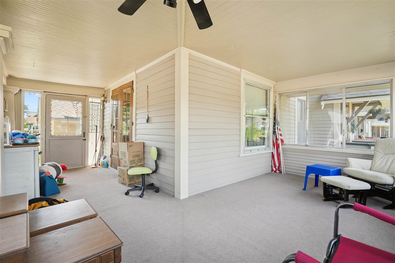Property Photo: 1727 Grande Ave SE IA 52403