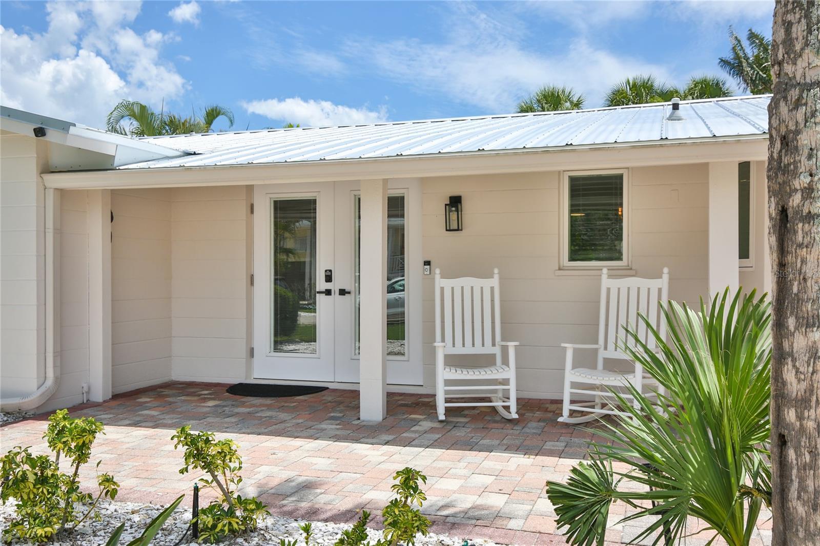 Property Photo: 211 Island Circle FL 34242