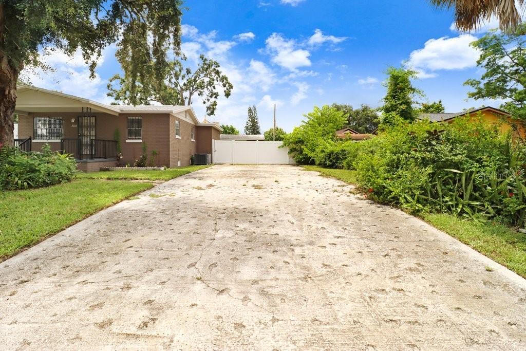 Property Photo: 3008 W Palmetto Street FL 33607