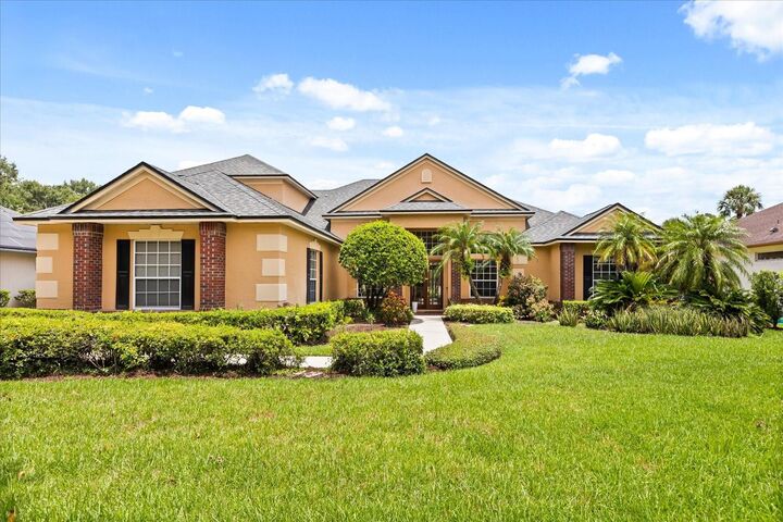 Property Photo: 213 Heatherwood Court FL 32708
