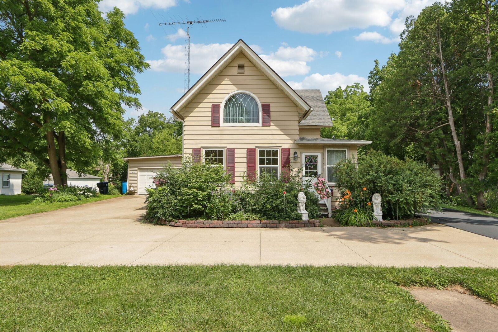 Property Photo: 318 W Walworth St WI 53121