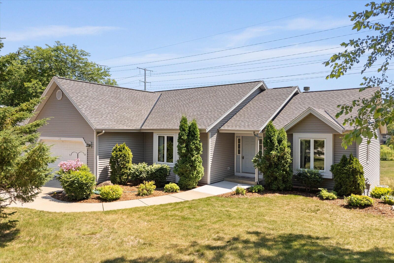 Property Photo: 647 W Briarknoll Ct WI 53080