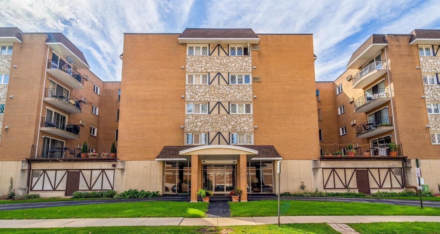 Property Photo: 1633 River Street 2B IL 60016