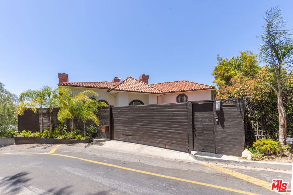 Property Photo: 2651 La Cuesta Drive CA 90046