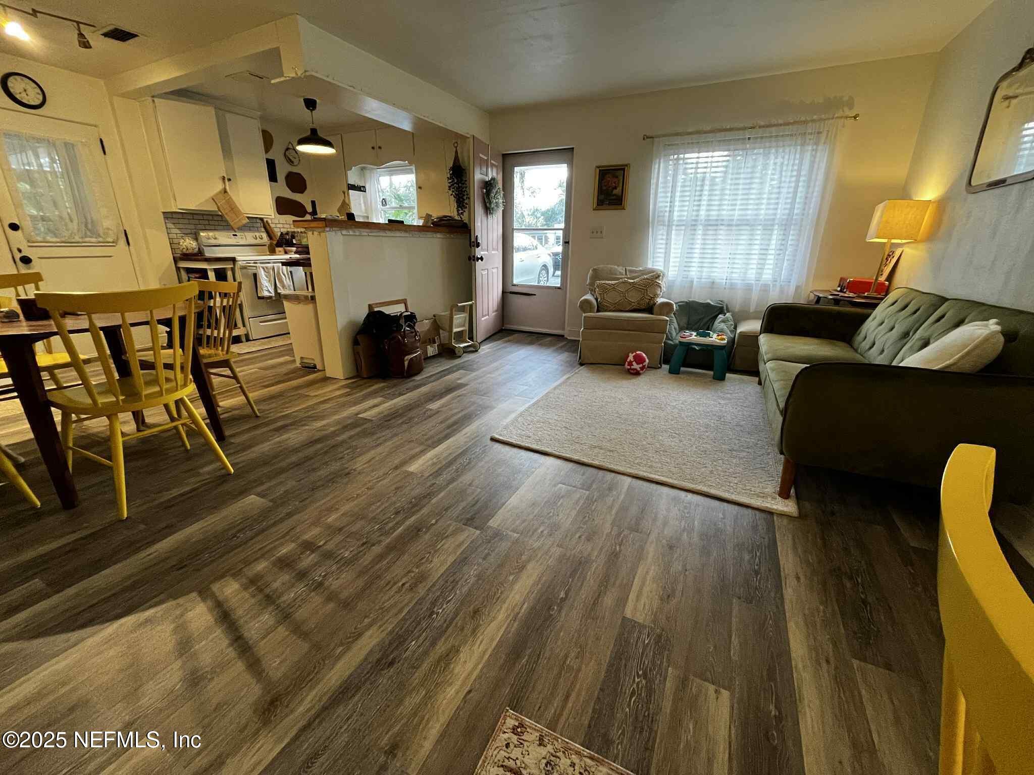 Property Photo: 5467 N North River Road FL 32211