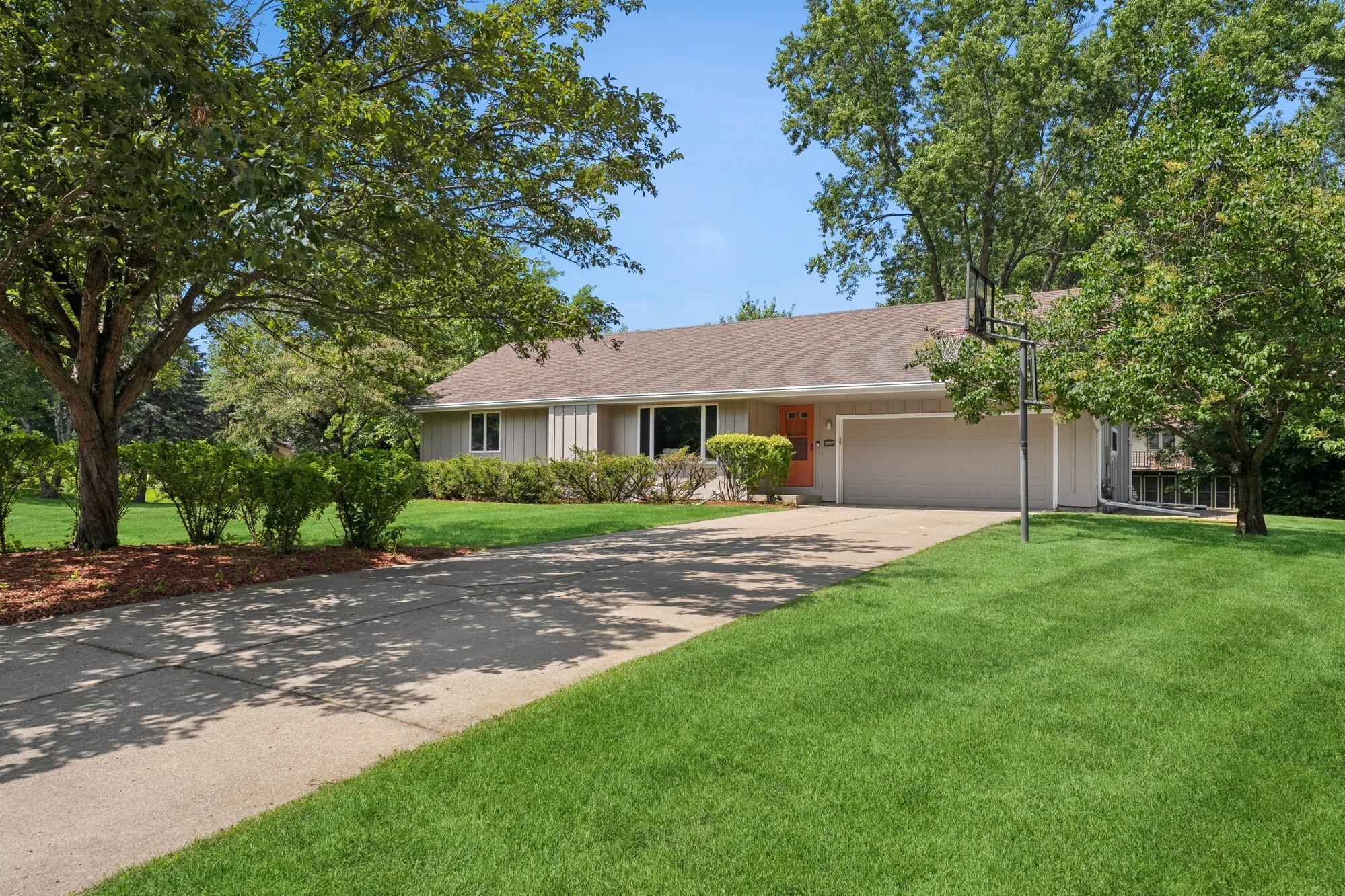 Property Photo:  2801 Black Oaks Lane N  MN 55447 