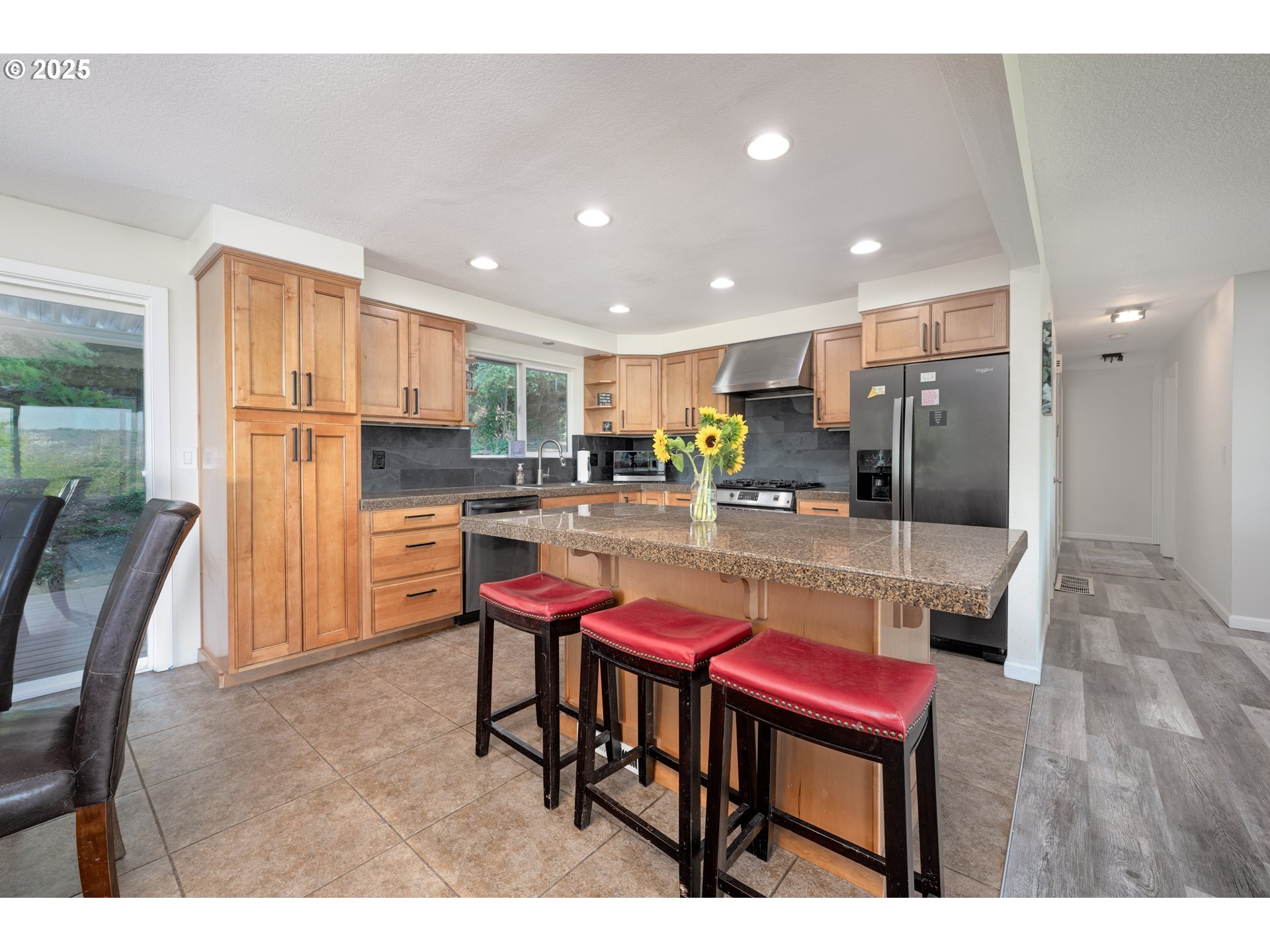 Property Photo: 17304 Parkers Dr OR 97027