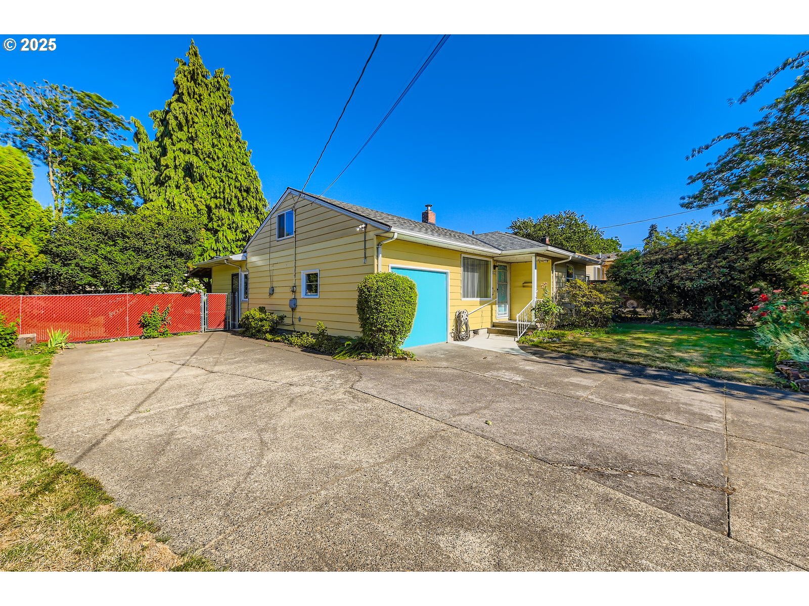 Property Photo: 9832 N Van Houten Ave OR 97203