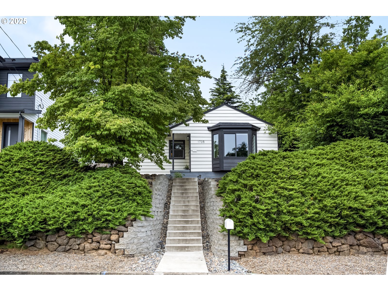 Property Photo: 1735 SW Troy St OR 97219