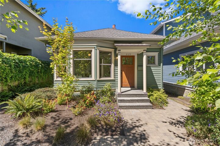 Property Photo:  2125  4th Avenue W  WA 98119 