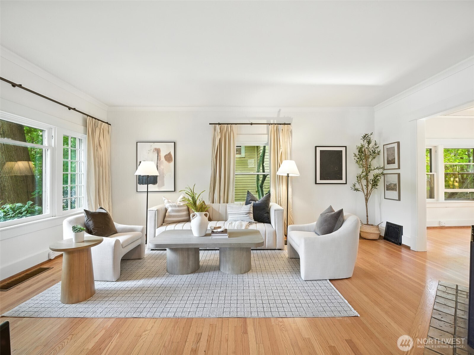 Property Photo:  2555  Queen Anne Avenue N  WA 98109 