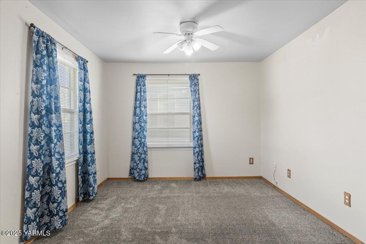 Property Photo: 916 S 1st Ave WA 98902