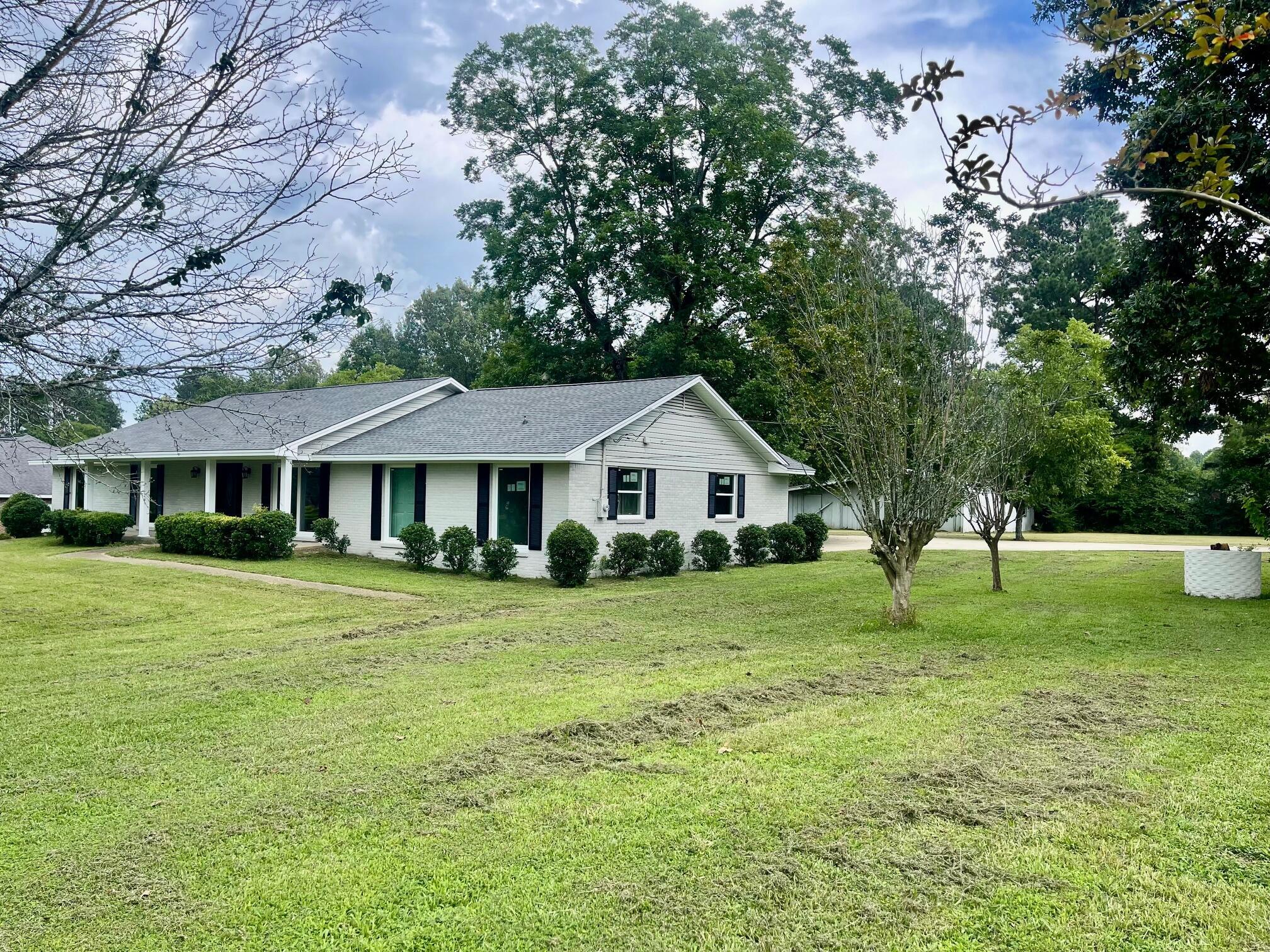 Property Photo: 1410 Pinecrest Rd MS 39759