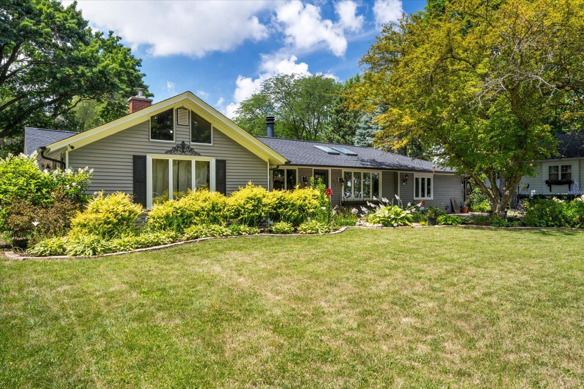 Property Photo:  911 S 7th Street  IL 60174 