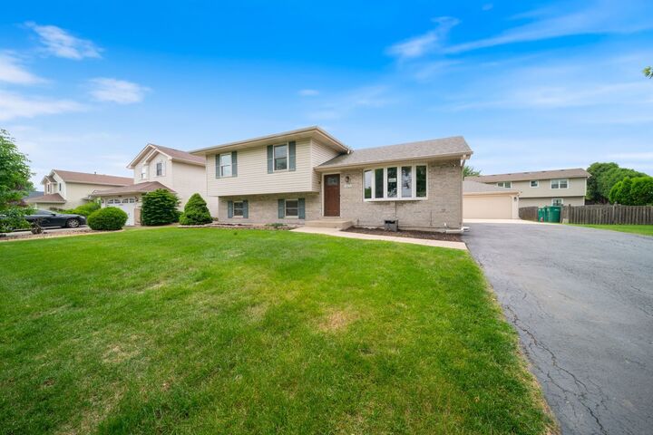 Property Photo:  2113 Lolo Pass Drive  IL 60586 