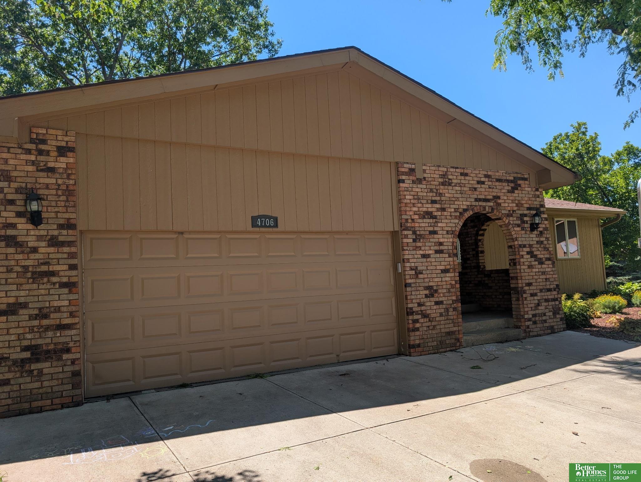 Property Photo: 4706 N 112 Circle NE 68164-9999