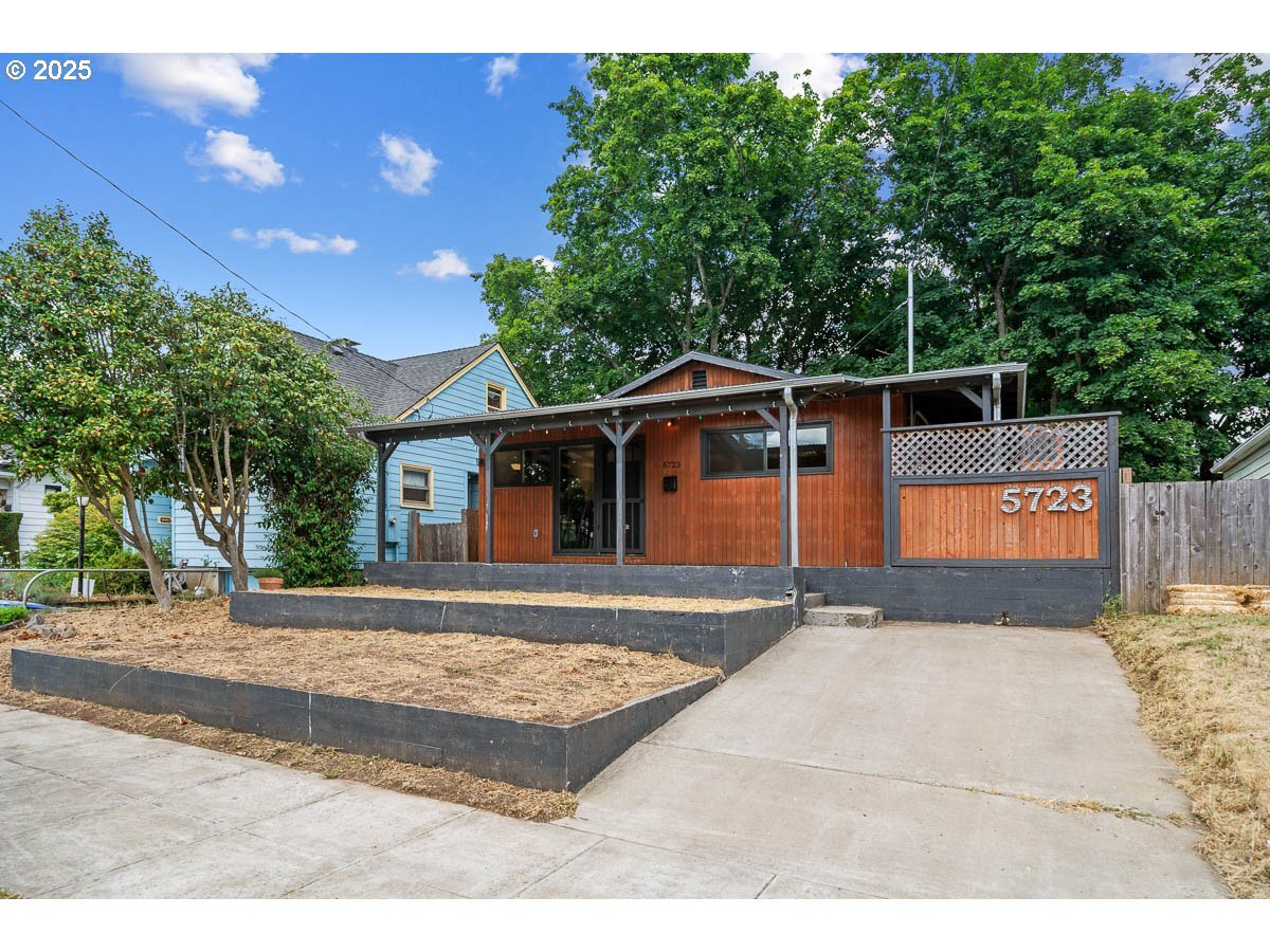 Property Photo: 5723 SE Francis St OR 97206