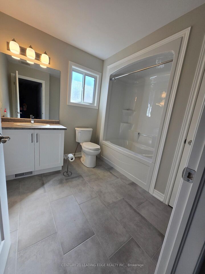 Property Photo:  66 Willson Drive Upper  ON L2V 0G7 
