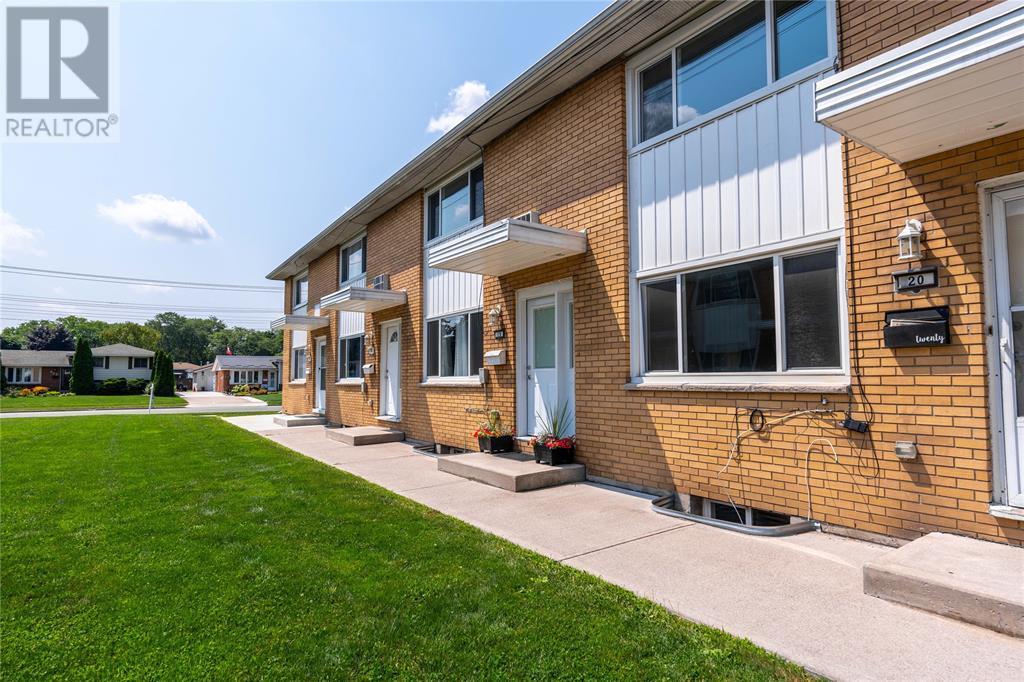Property Photo: 816 Wellington Street 19 ON N7T 1J5