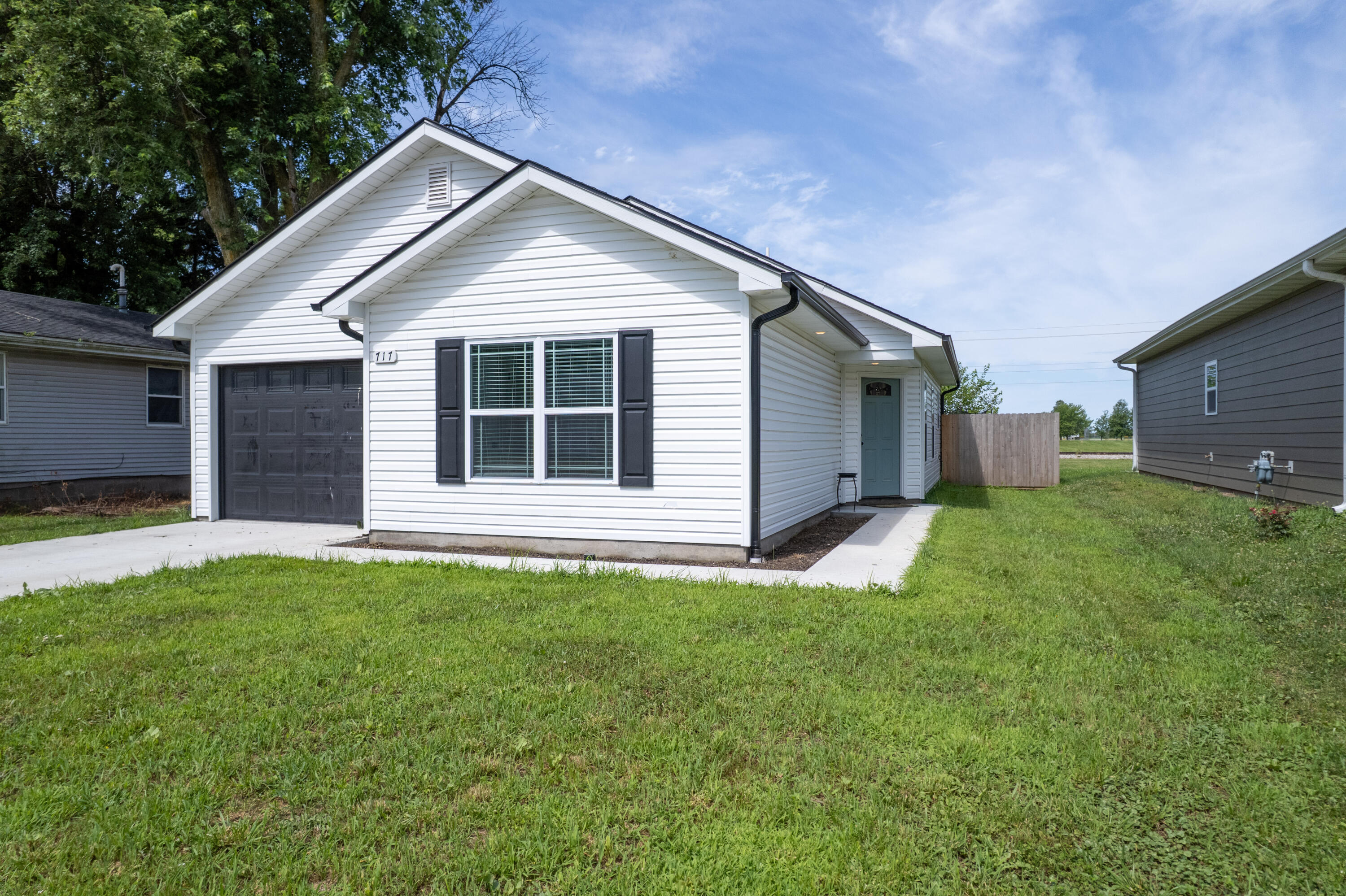 Property Photo: 717 S Central St MO 65240