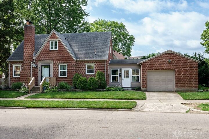 Property Photo: 816 Gainsborough Road OH 45419