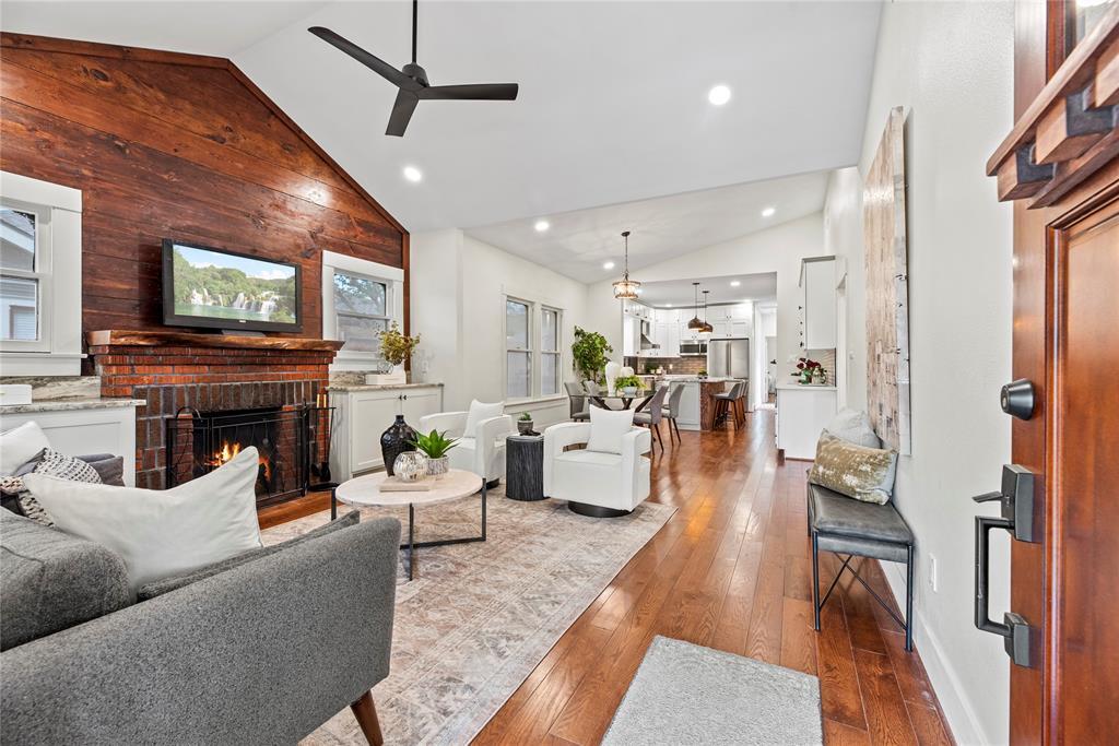 Property Photo: 815 W Cottage Street TX 77009