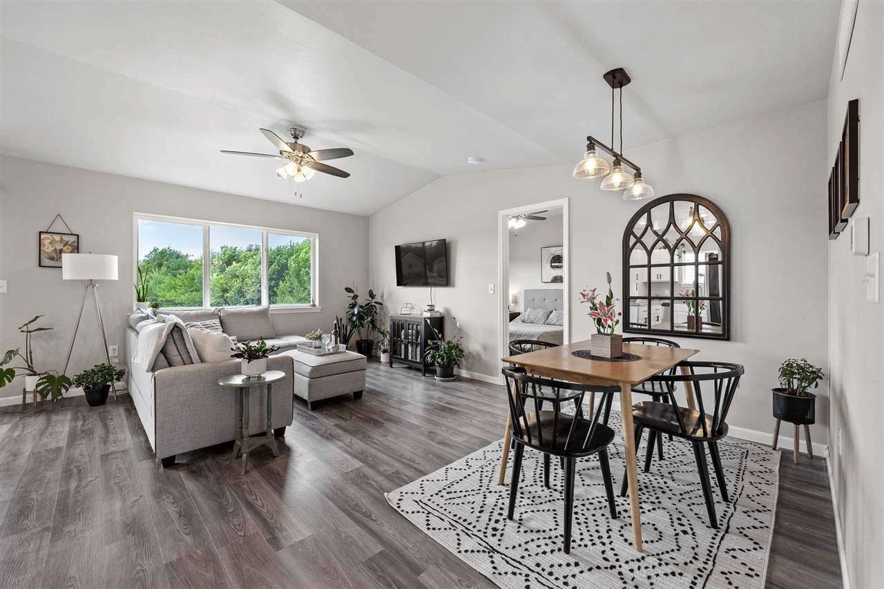 Property Photo: 904 Hughes St IA 52241