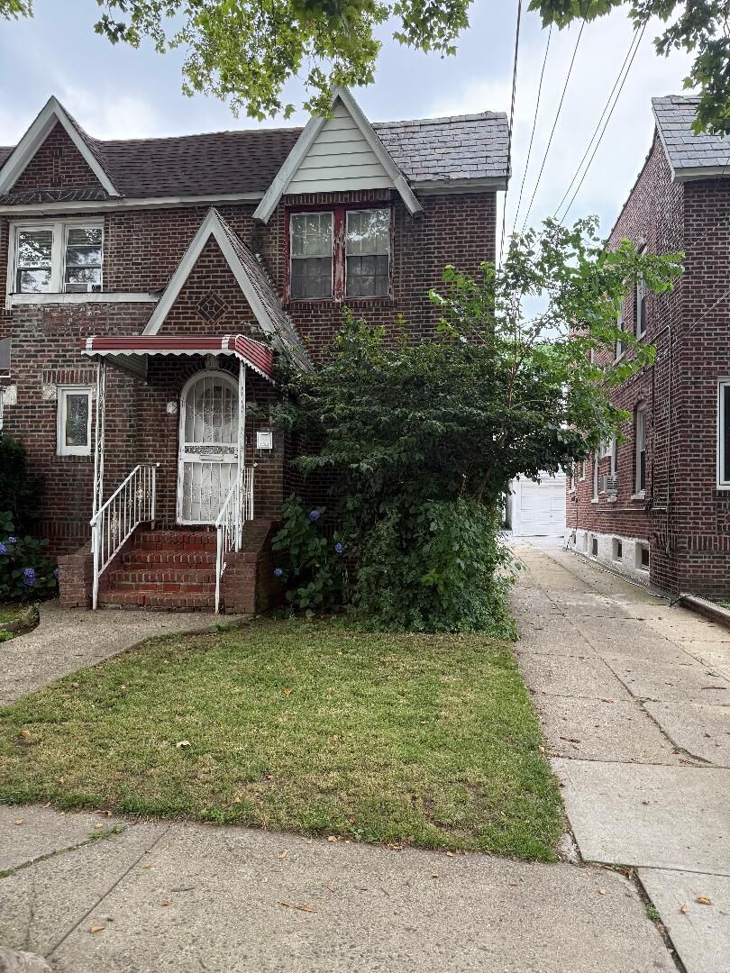 Property Photo:  89-09 215 Street  NY 11427 