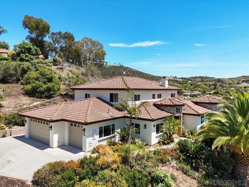 Property Photo: 2342 Carioca Pl CA 92084