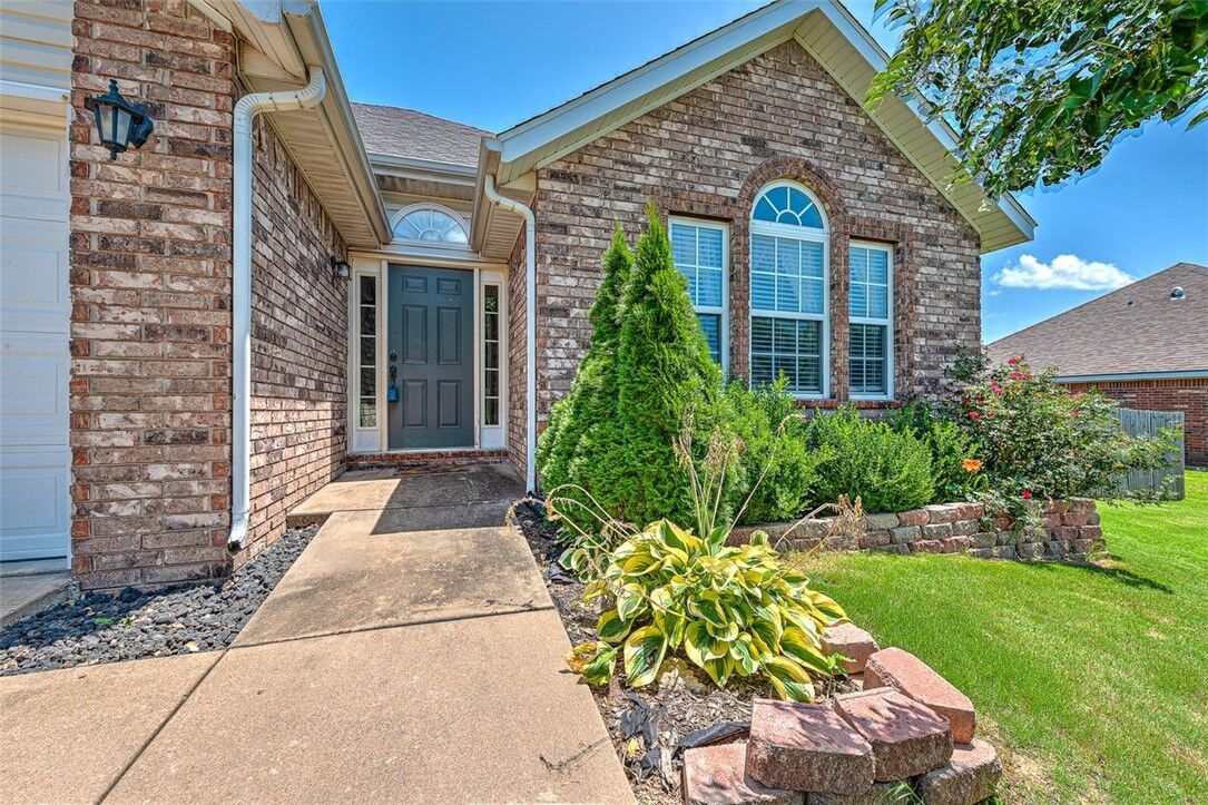 Property Photo:  517 Tumbleweed Street  AR 72745 