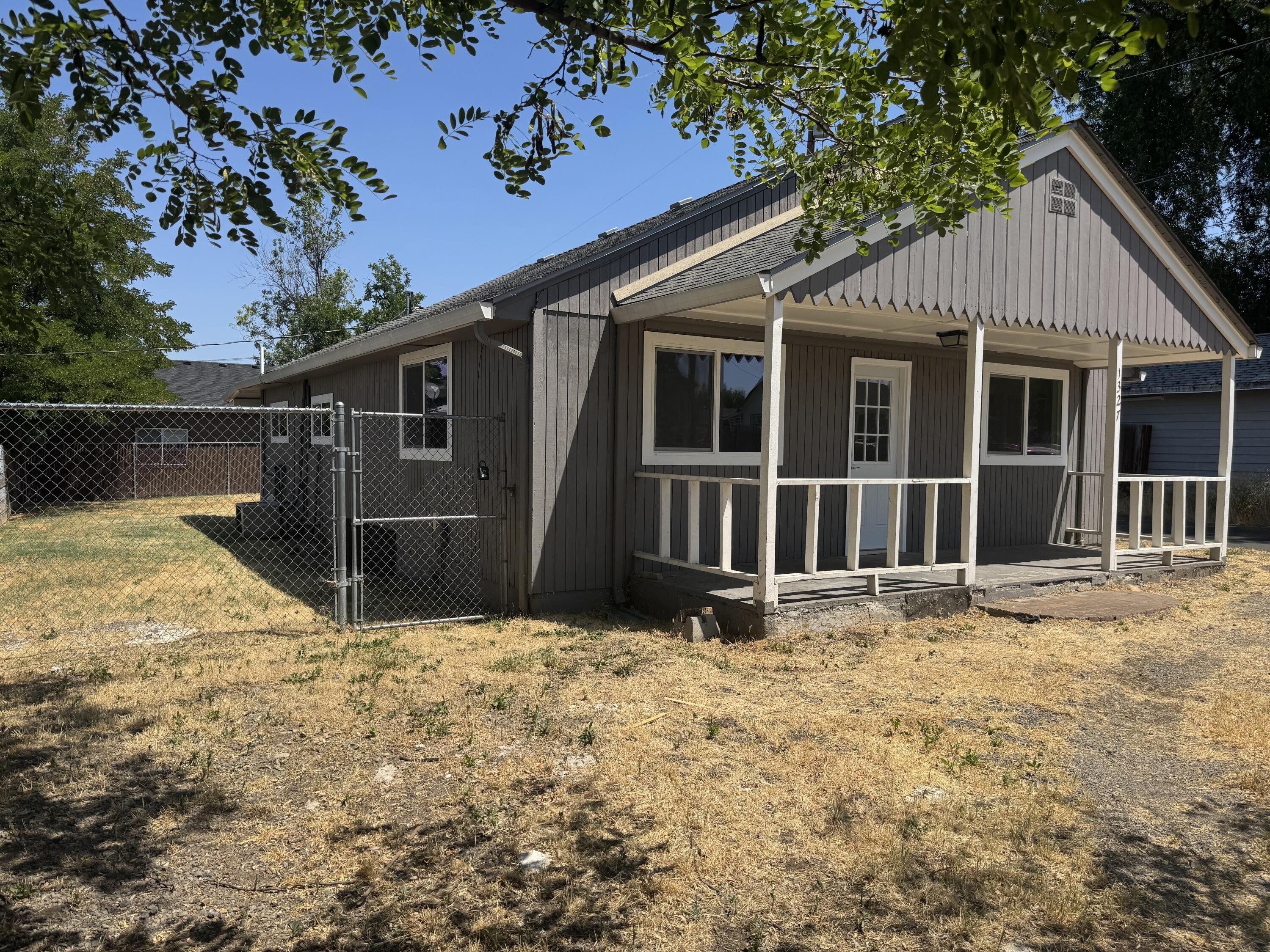 Property Photo: 1327 Saling Avenue OR 97504
